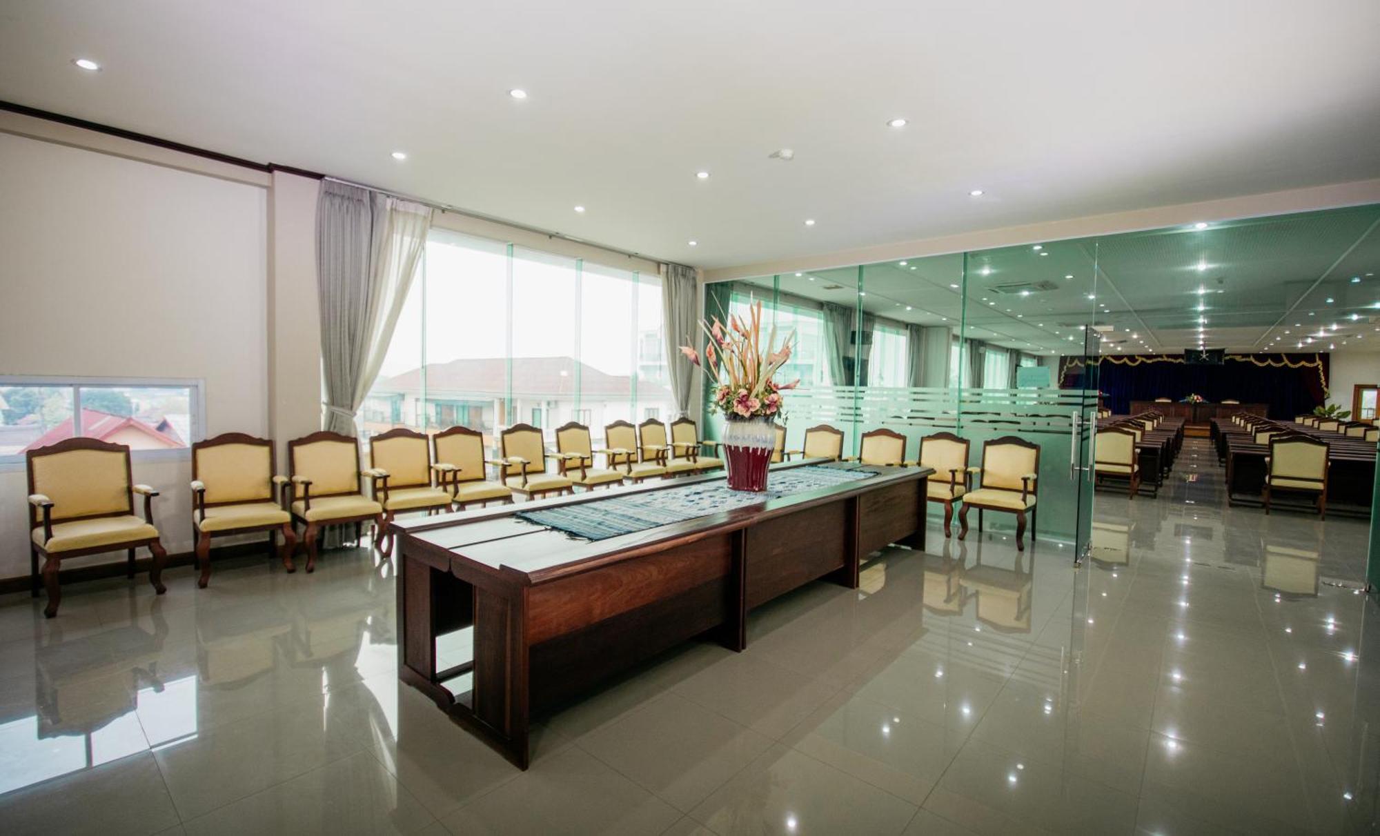 Sisombat Plaza Hotel Vang Vieng Extérieur photo