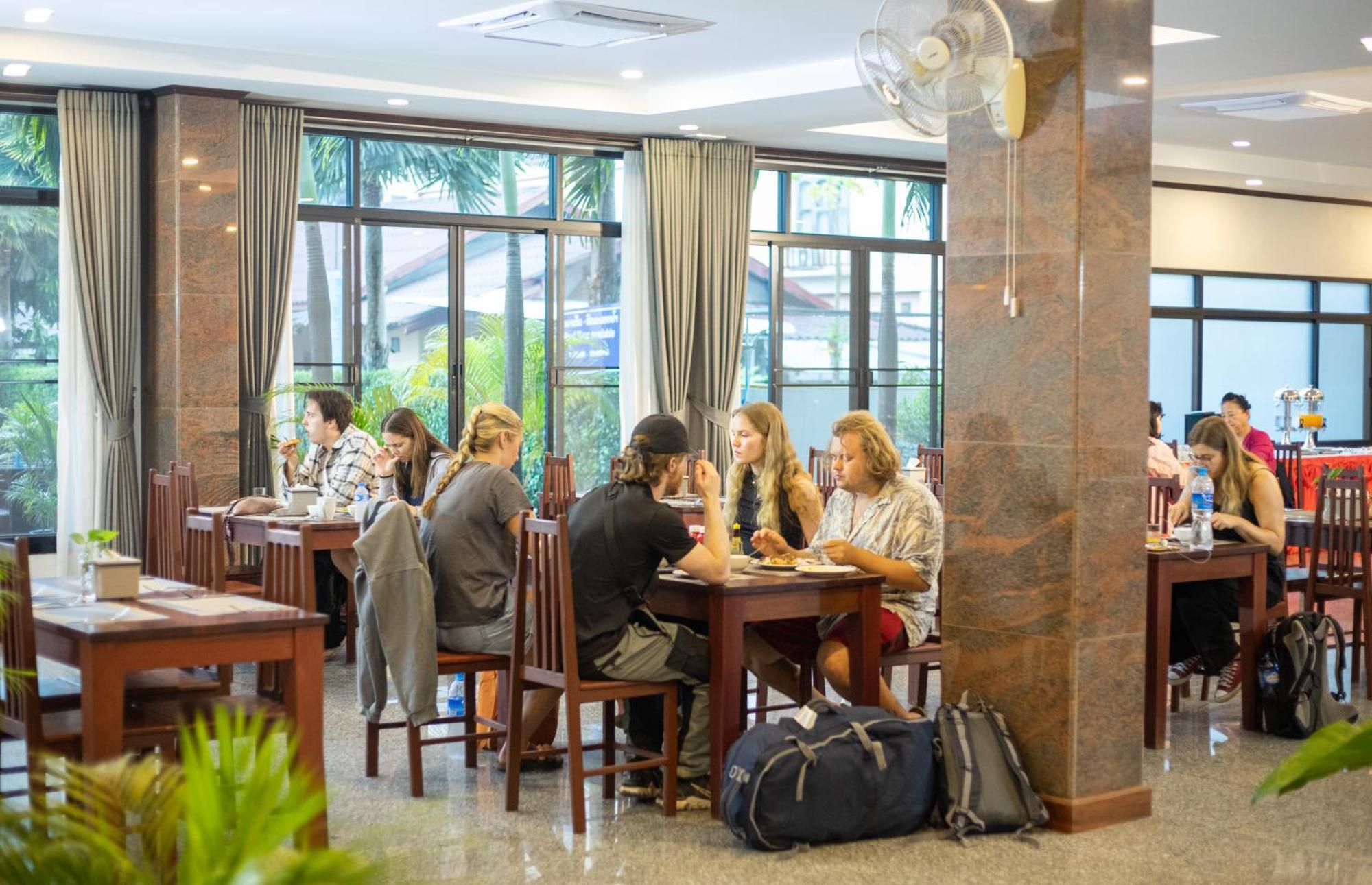 Sisombat Plaza Hotel Vang Vieng Extérieur photo