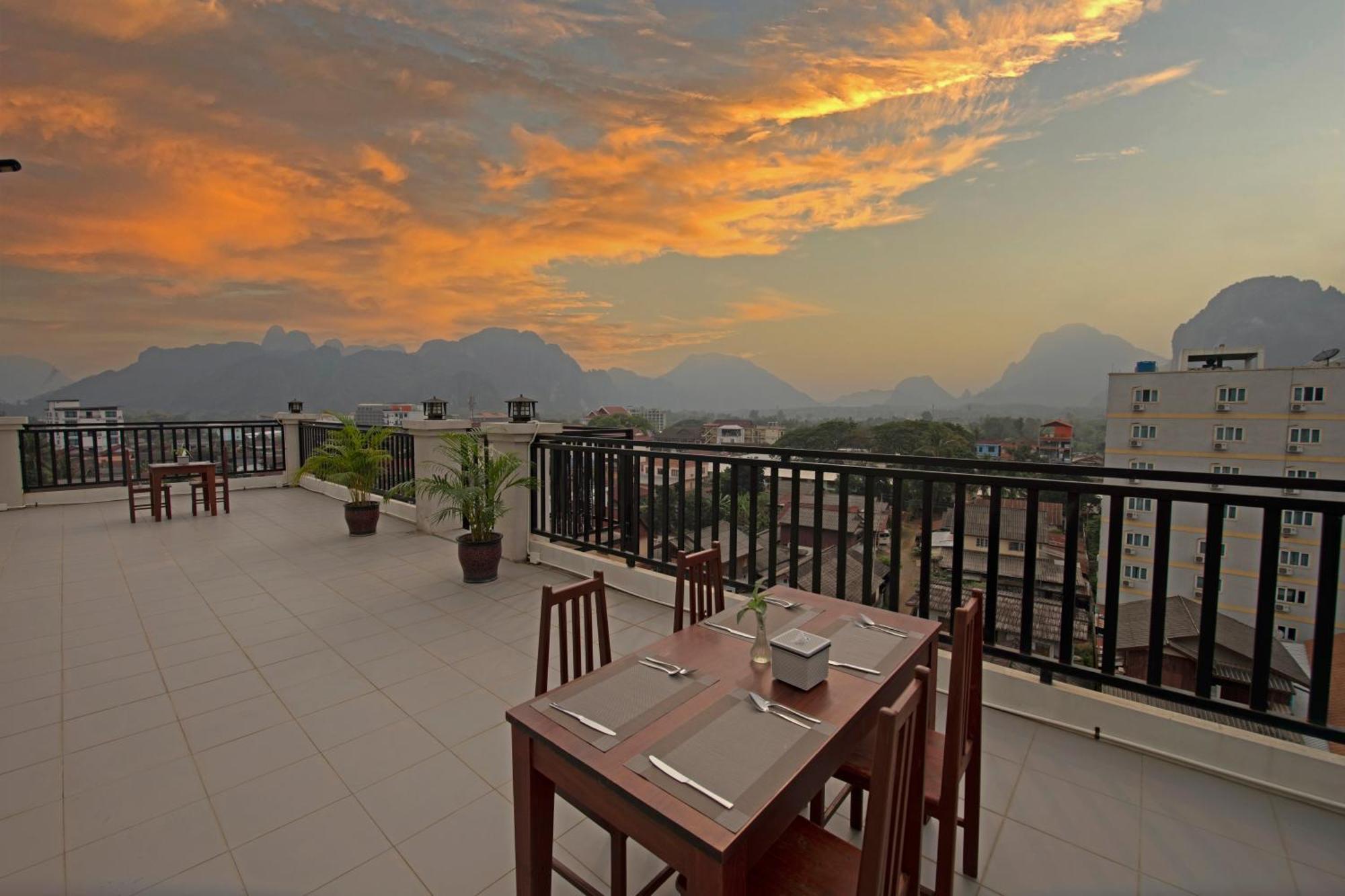Sisombat Plaza Hotel Vang Vieng Extérieur photo