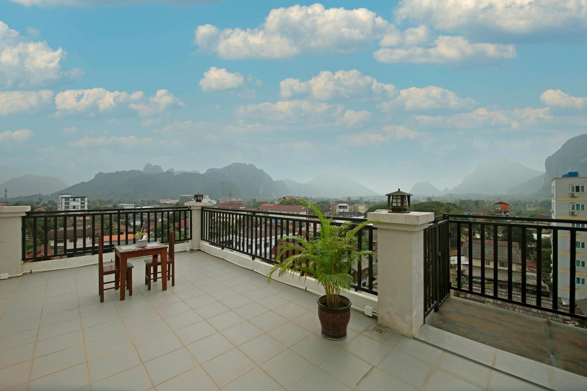 Sisombat Plaza Hotel Vang Vieng Extérieur photo