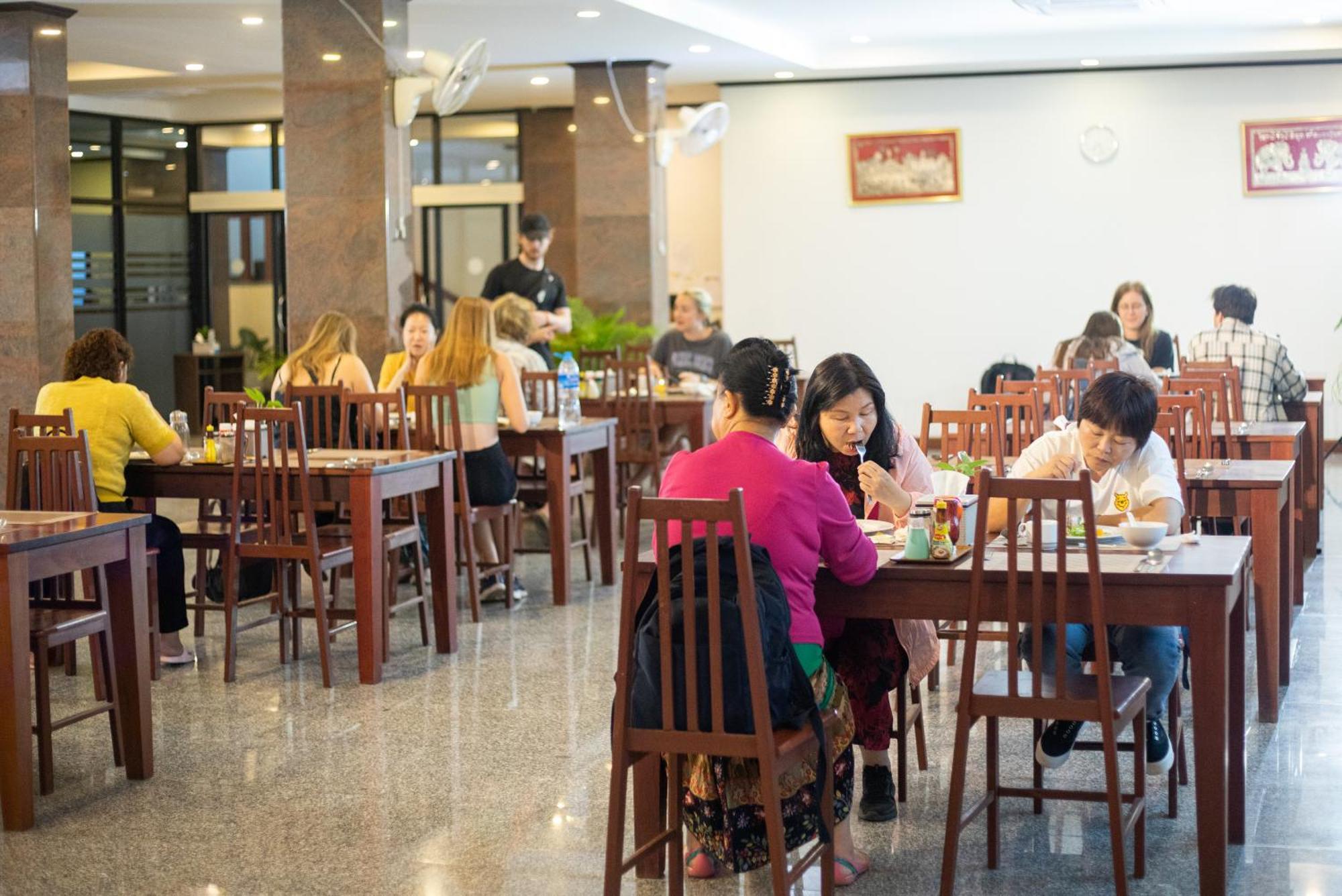 Sisombat Plaza Hotel Vang Vieng Extérieur photo