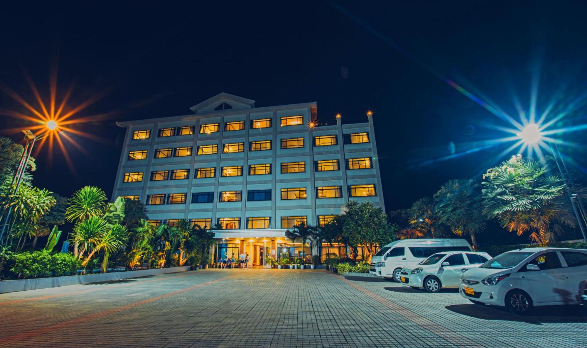 Sisombat Plaza Hotel Vang Vieng Extérieur photo