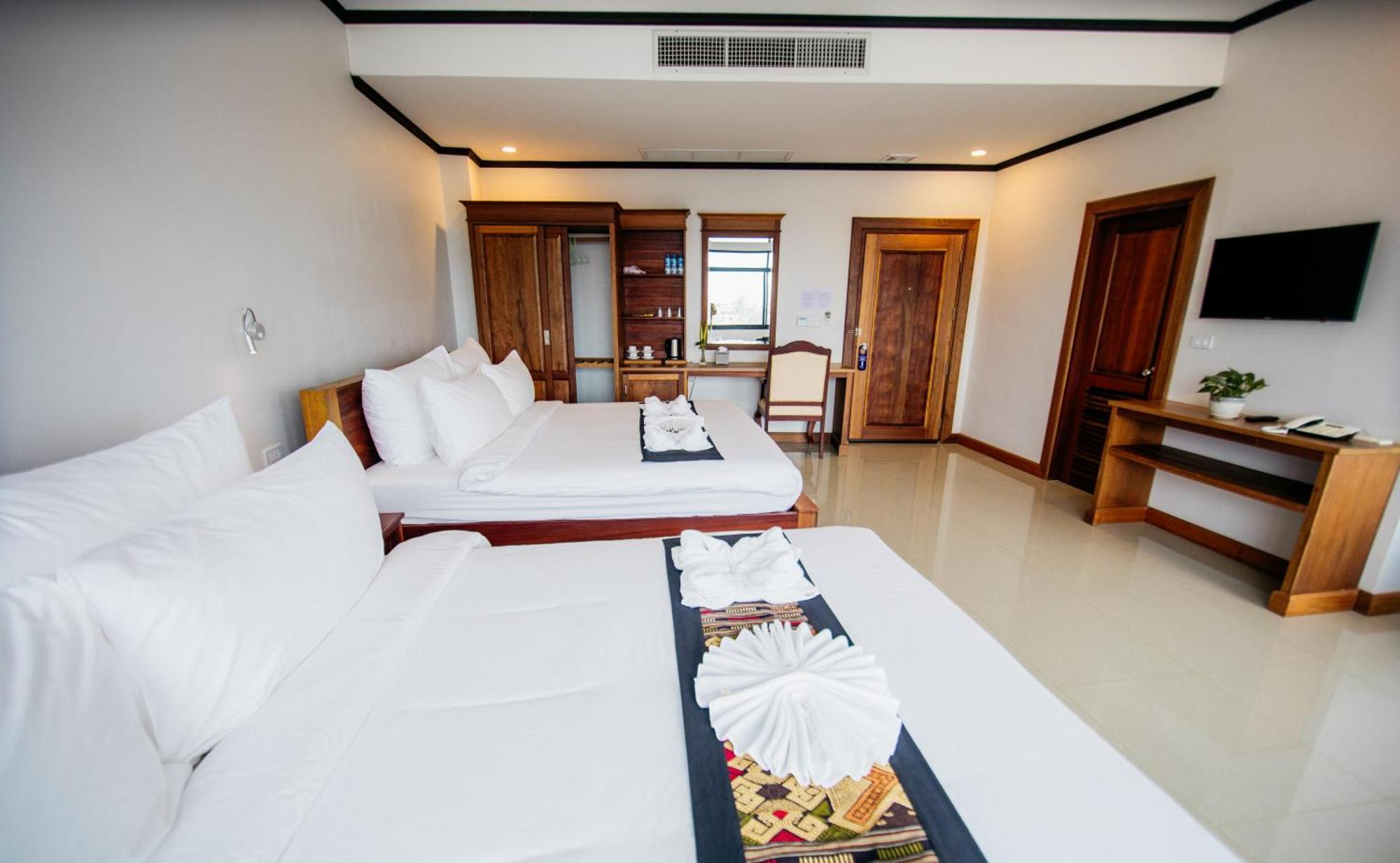 Sisombat Plaza Hotel Vang Vieng Extérieur photo