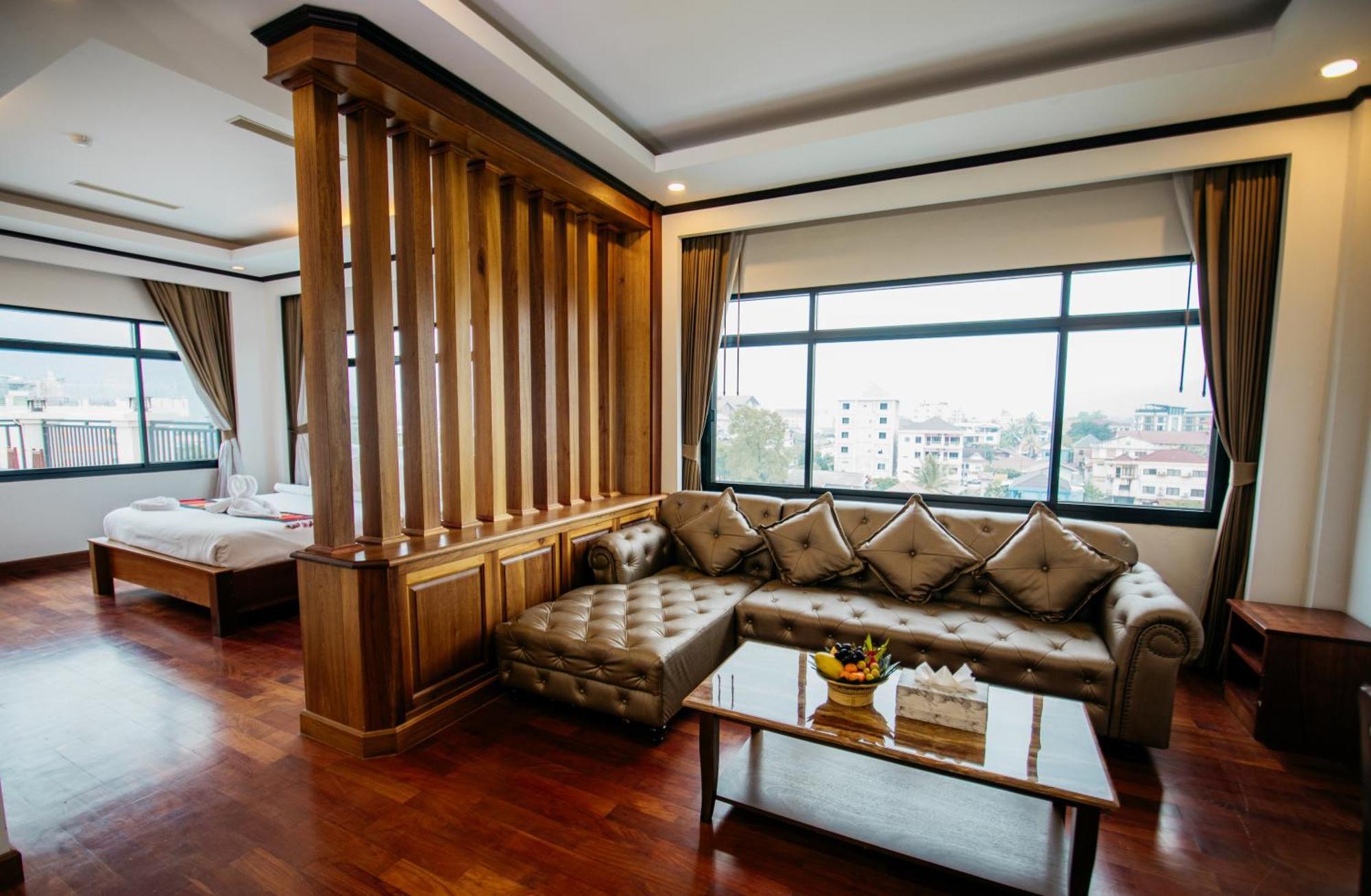 Sisombat Plaza Hotel Vang Vieng Extérieur photo
