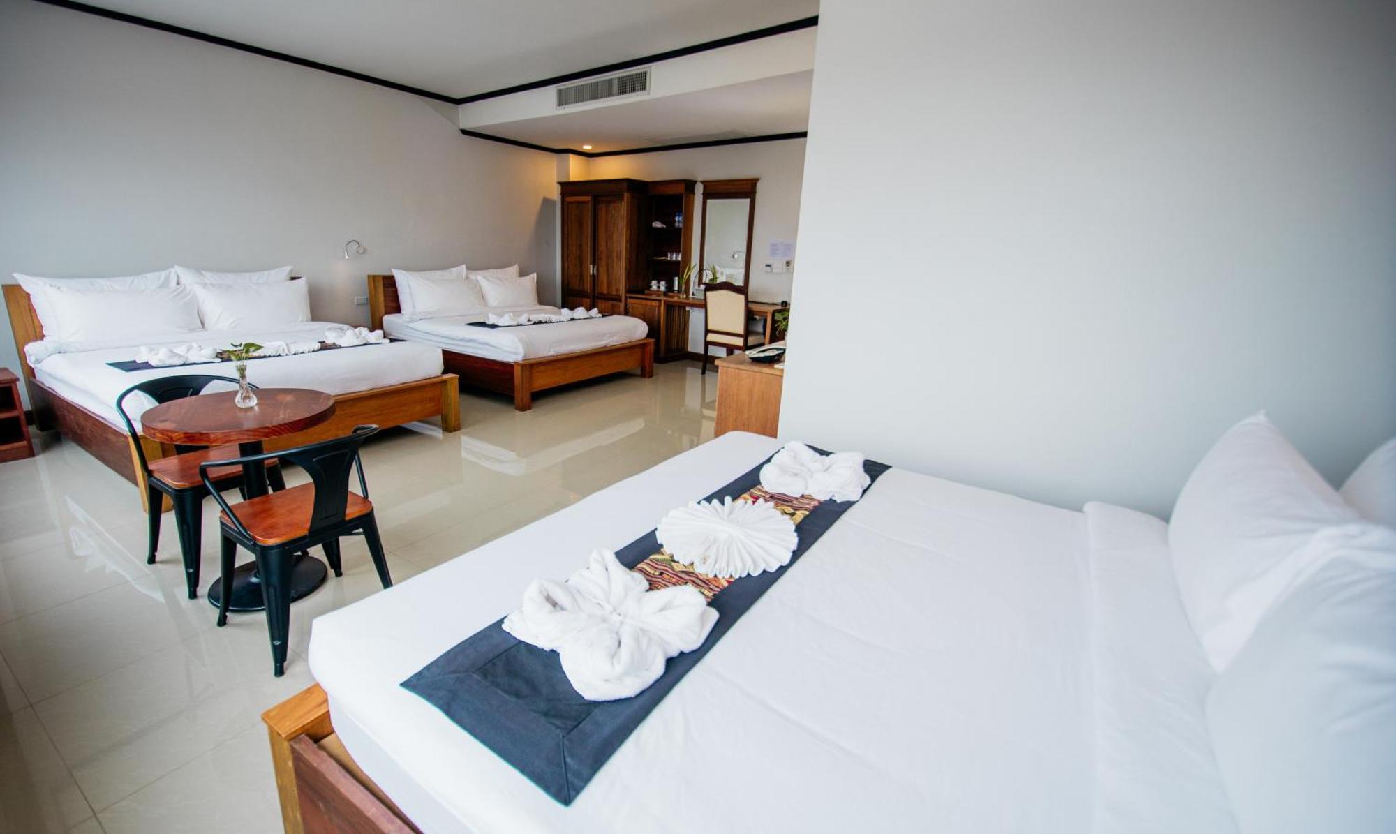 Sisombat Plaza Hotel Vang Vieng Extérieur photo