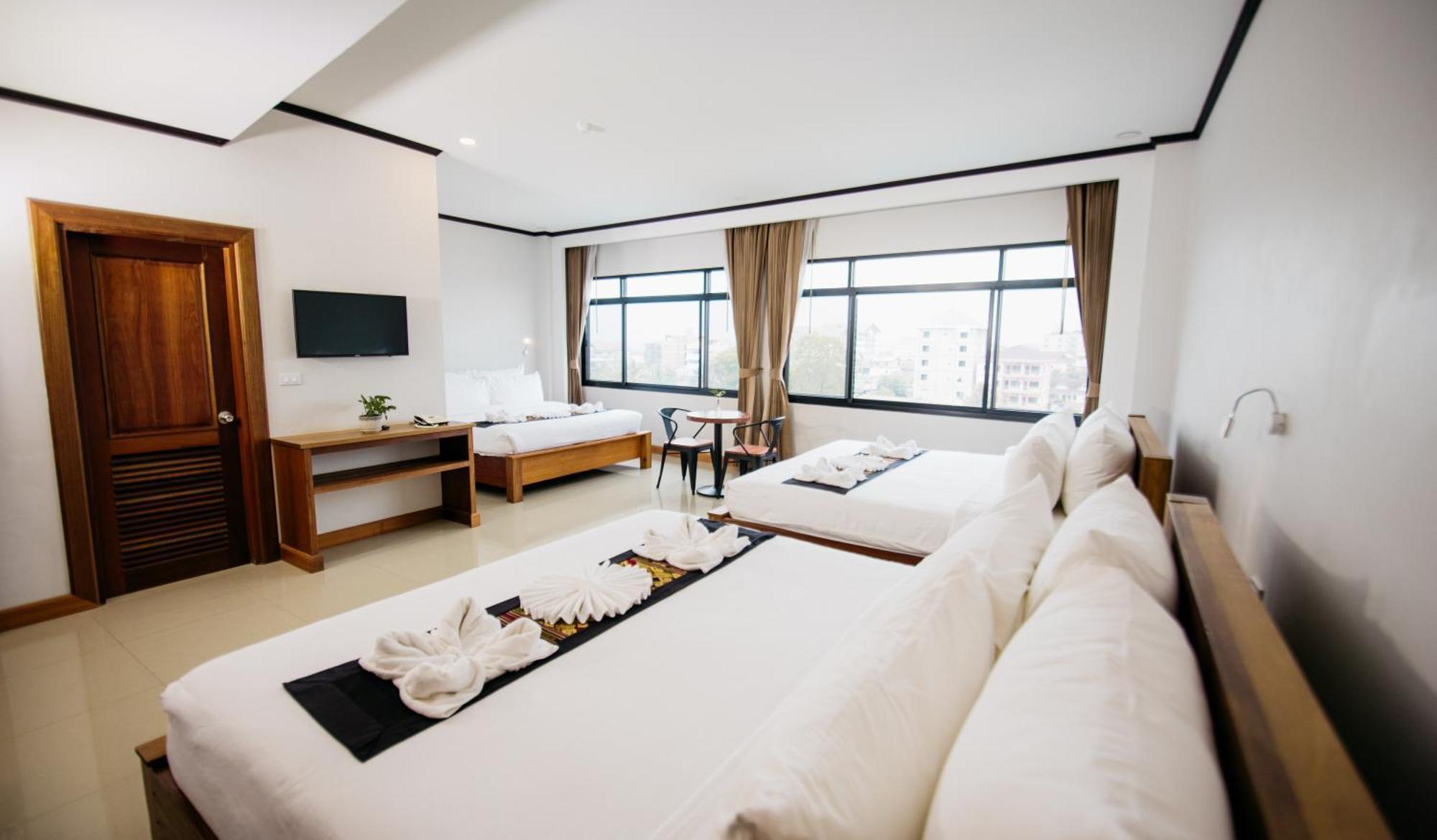 Sisombat Plaza Hotel Vang Vieng Extérieur photo