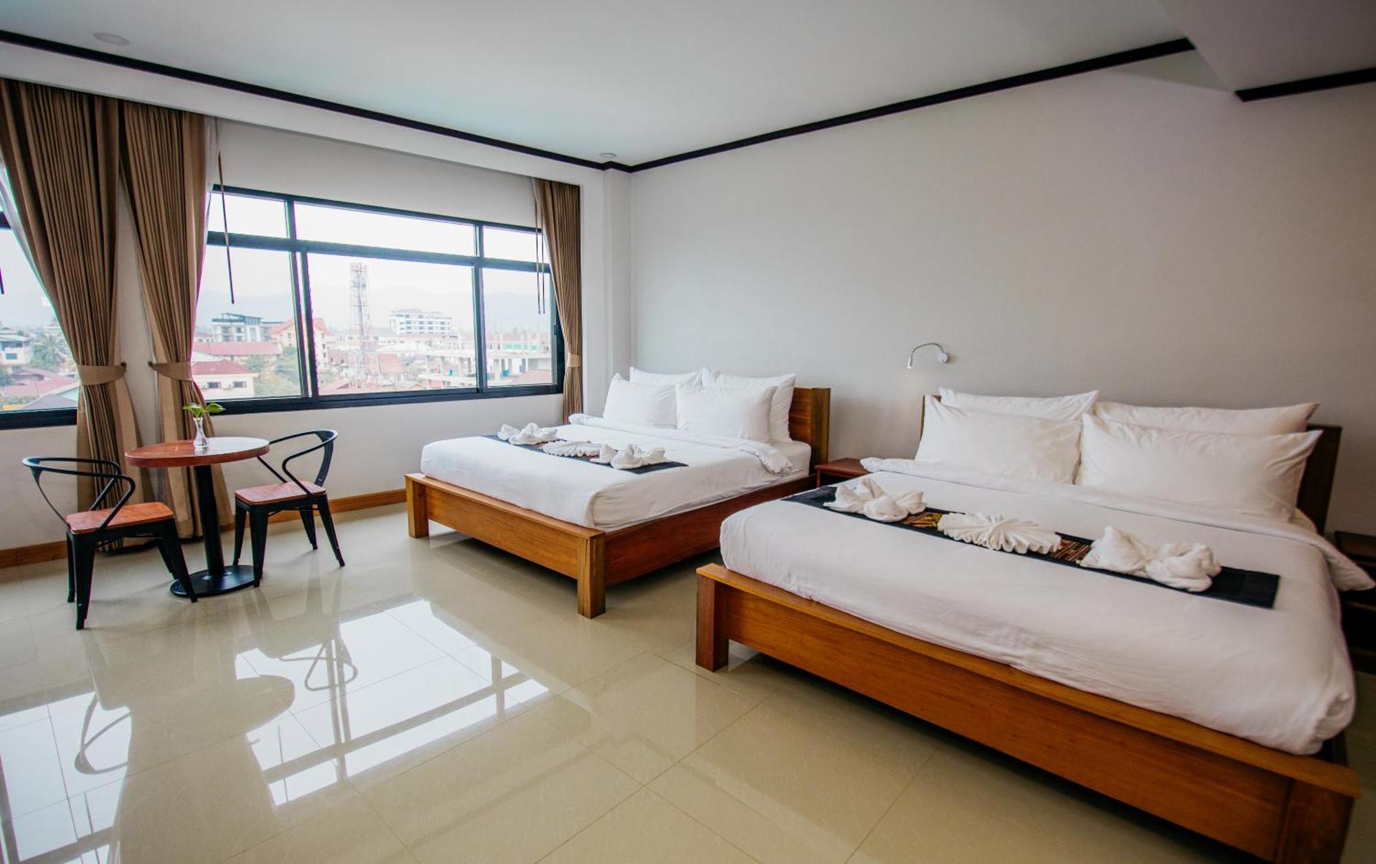 Sisombat Plaza Hotel Vang Vieng Extérieur photo
