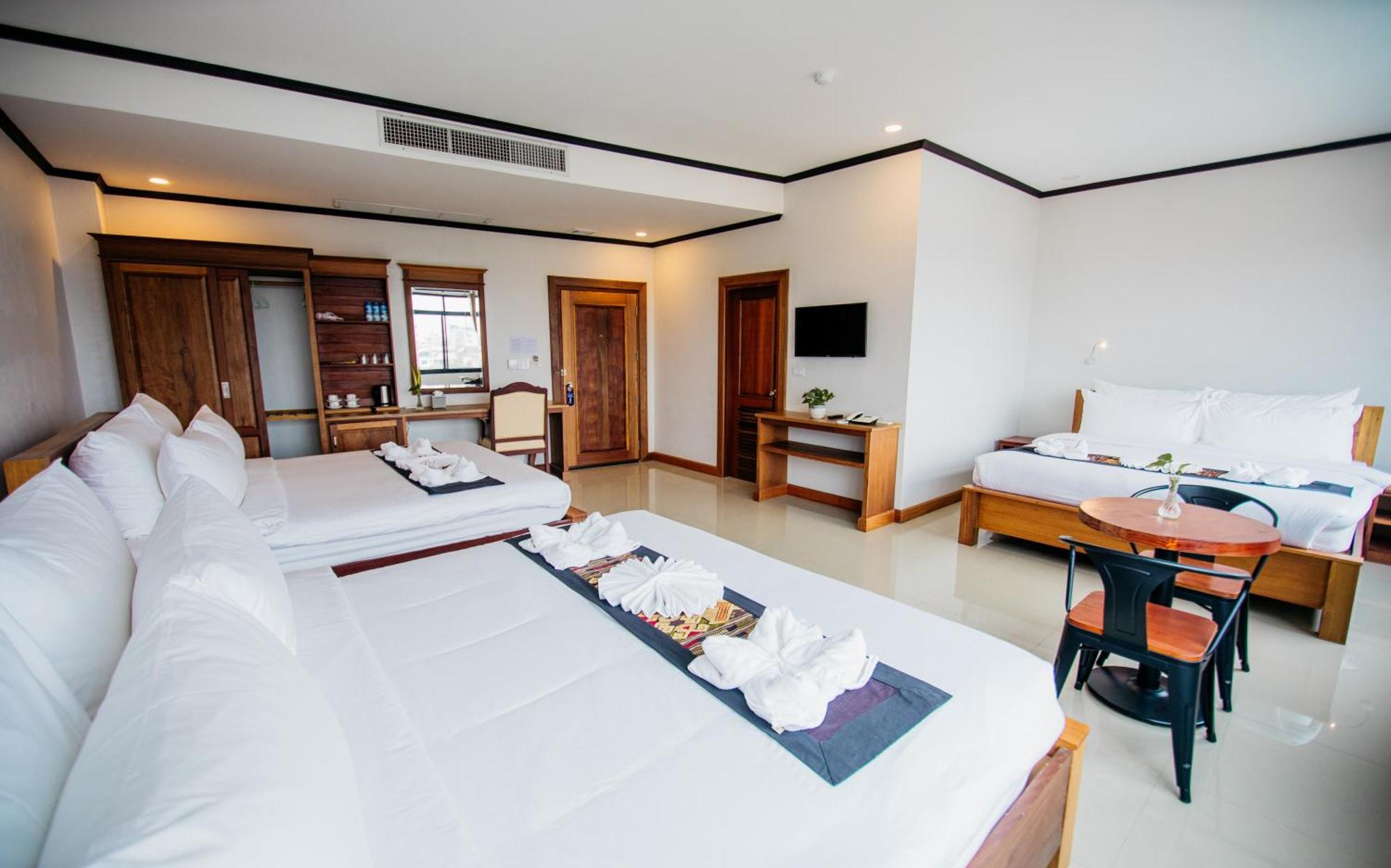 Sisombat Plaza Hotel Vang Vieng Extérieur photo