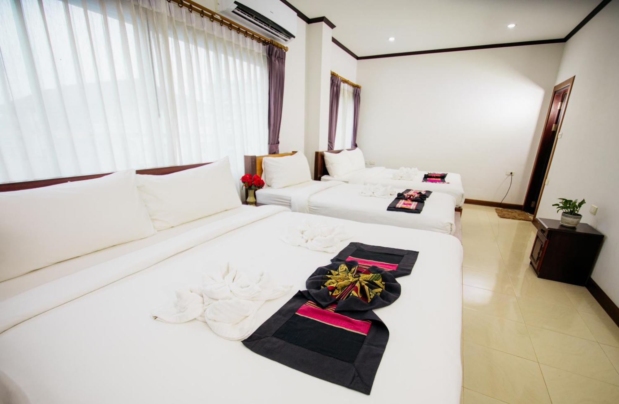 Sisombat Plaza Hotel Vang Vieng Extérieur photo