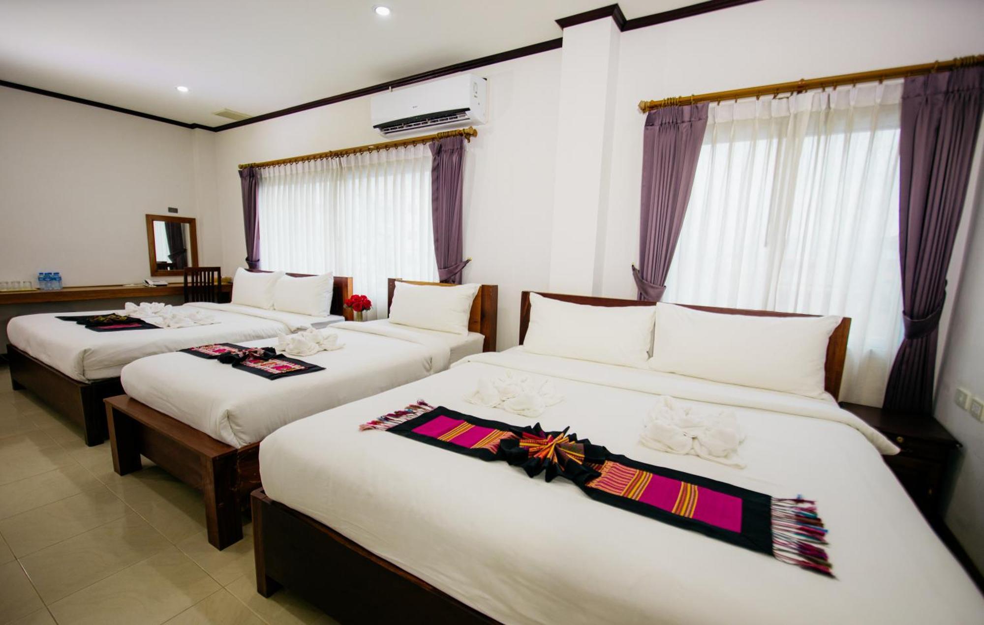Sisombat Plaza Hotel Vang Vieng Extérieur photo