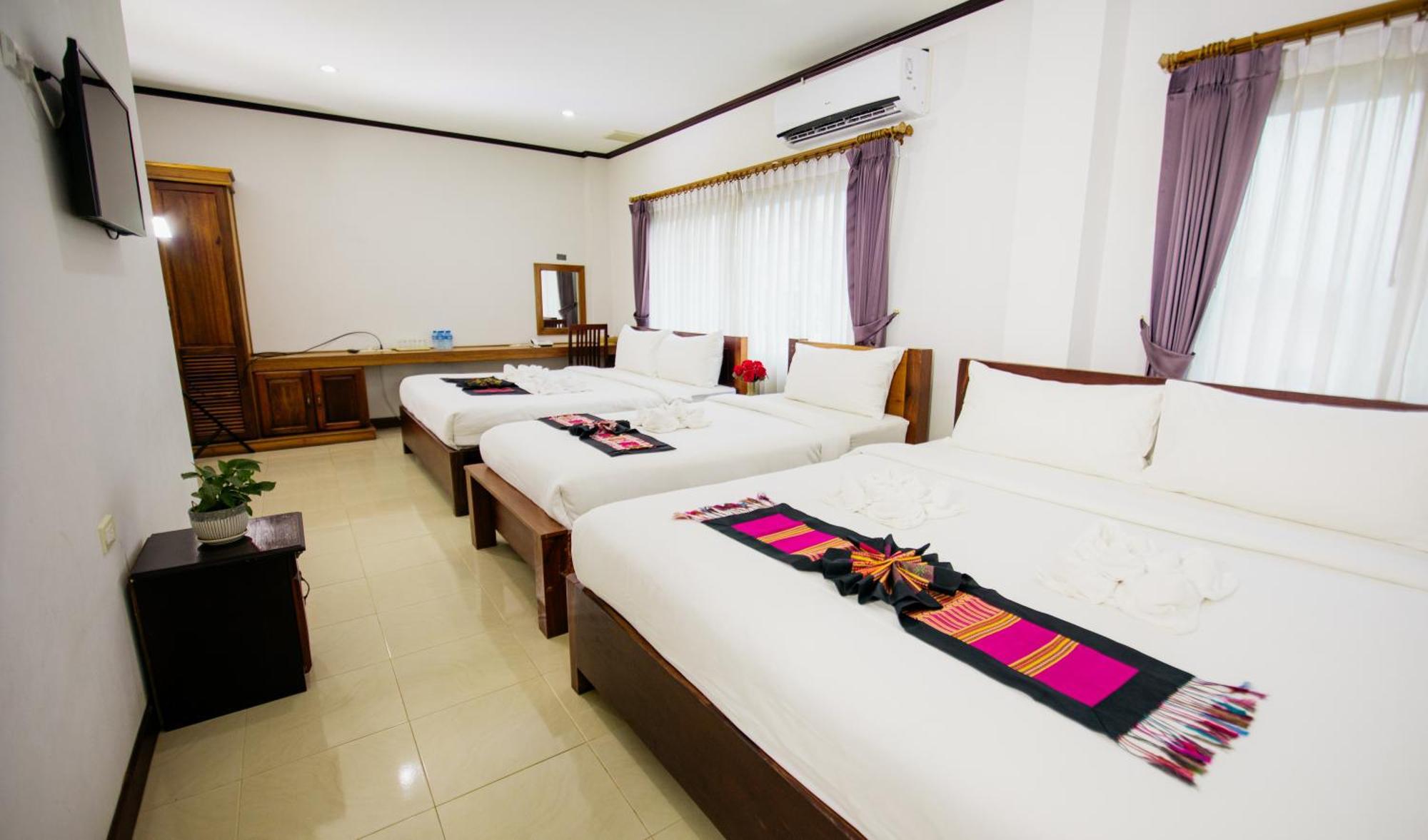 Sisombat Plaza Hotel Vang Vieng Extérieur photo