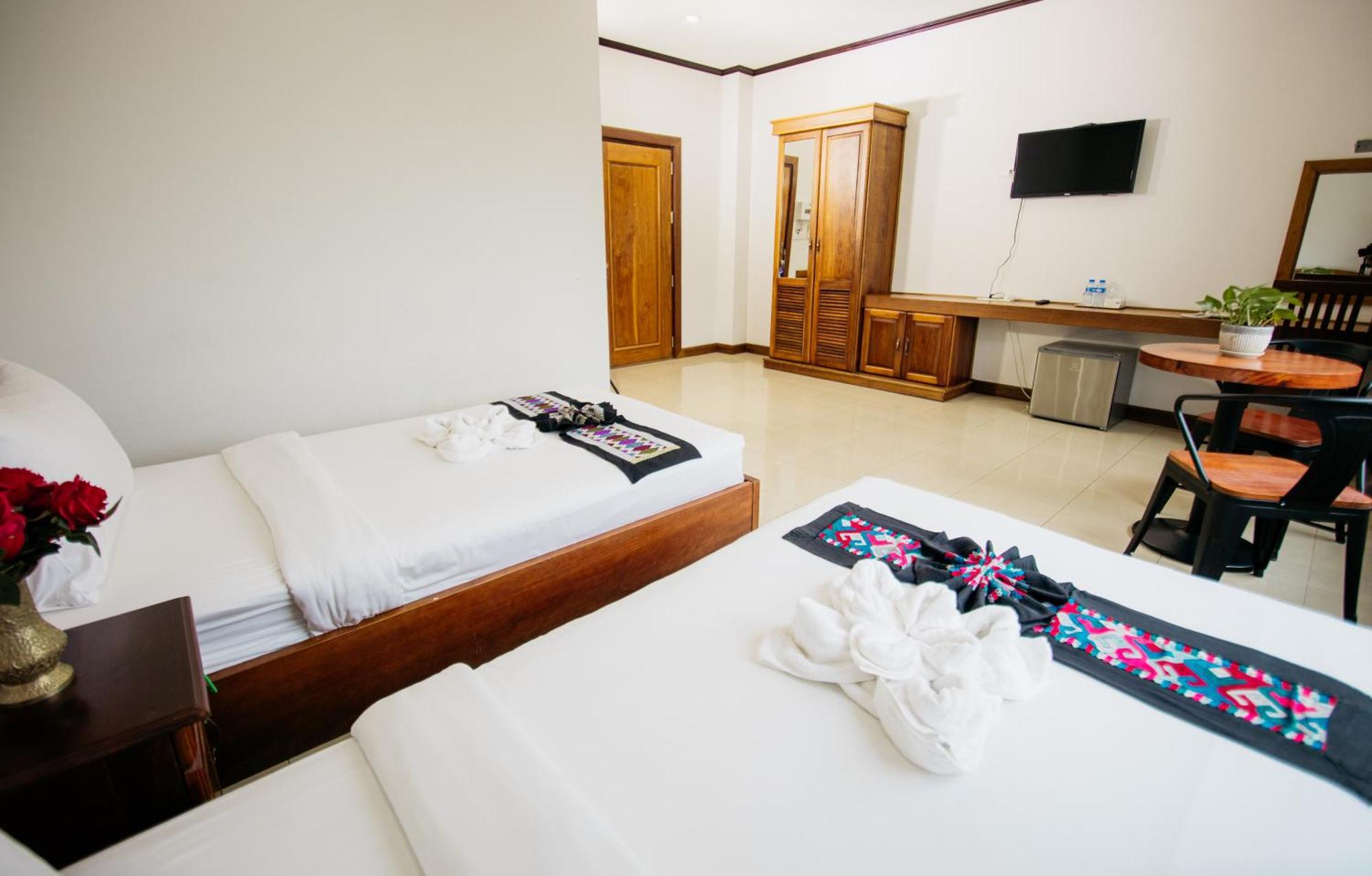 Sisombat Plaza Hotel Vang Vieng Extérieur photo