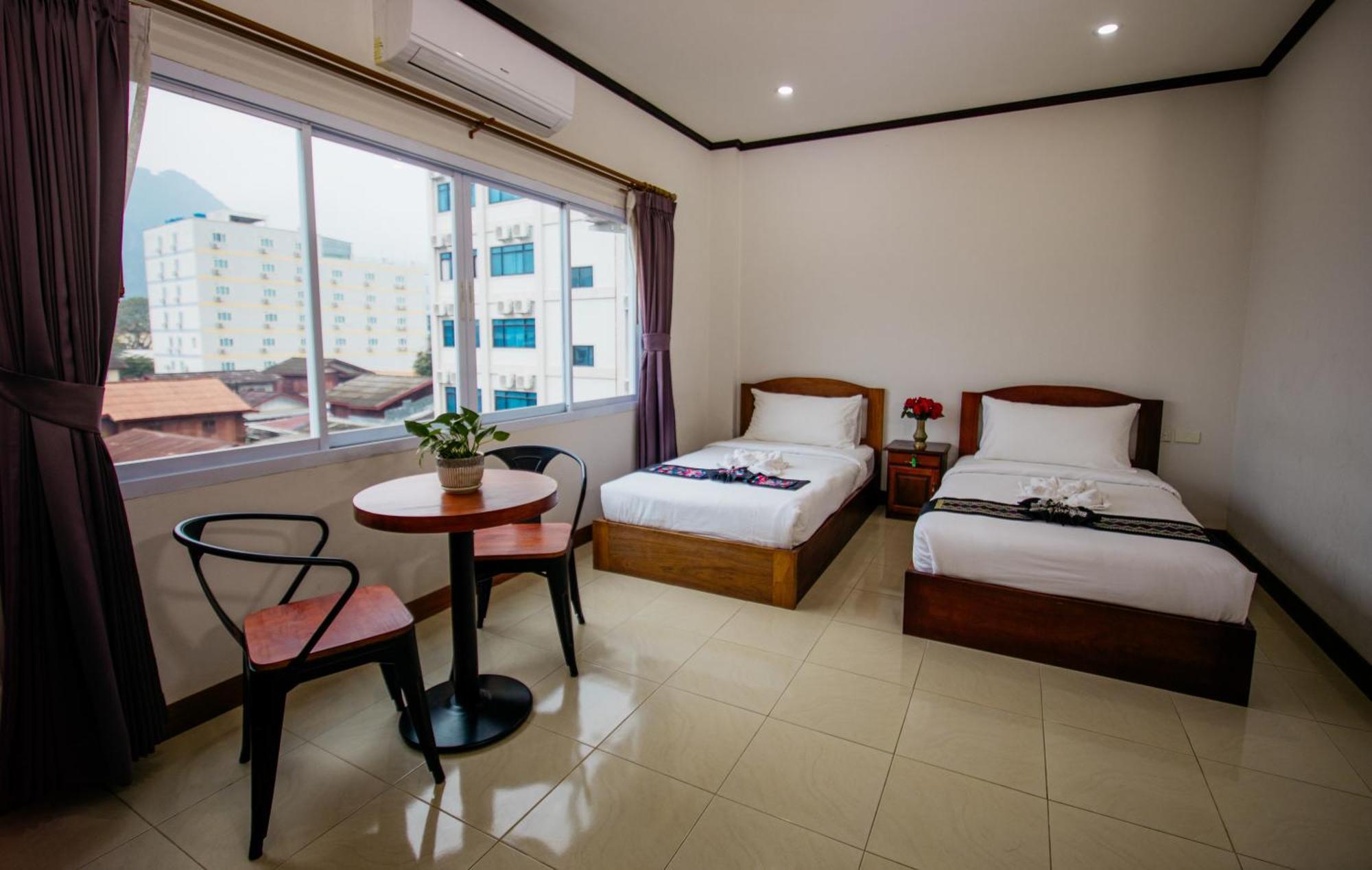 Sisombat Plaza Hotel Vang Vieng Extérieur photo