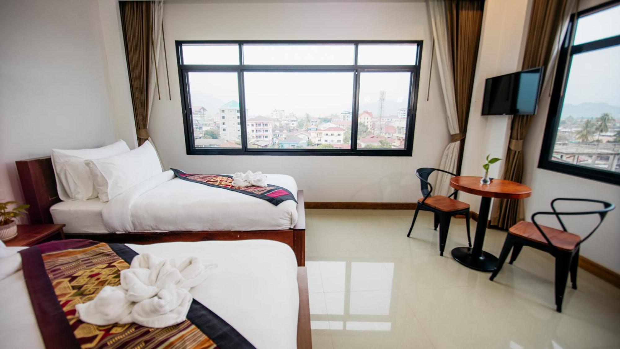 Sisombat Plaza Hotel Vang Vieng Extérieur photo