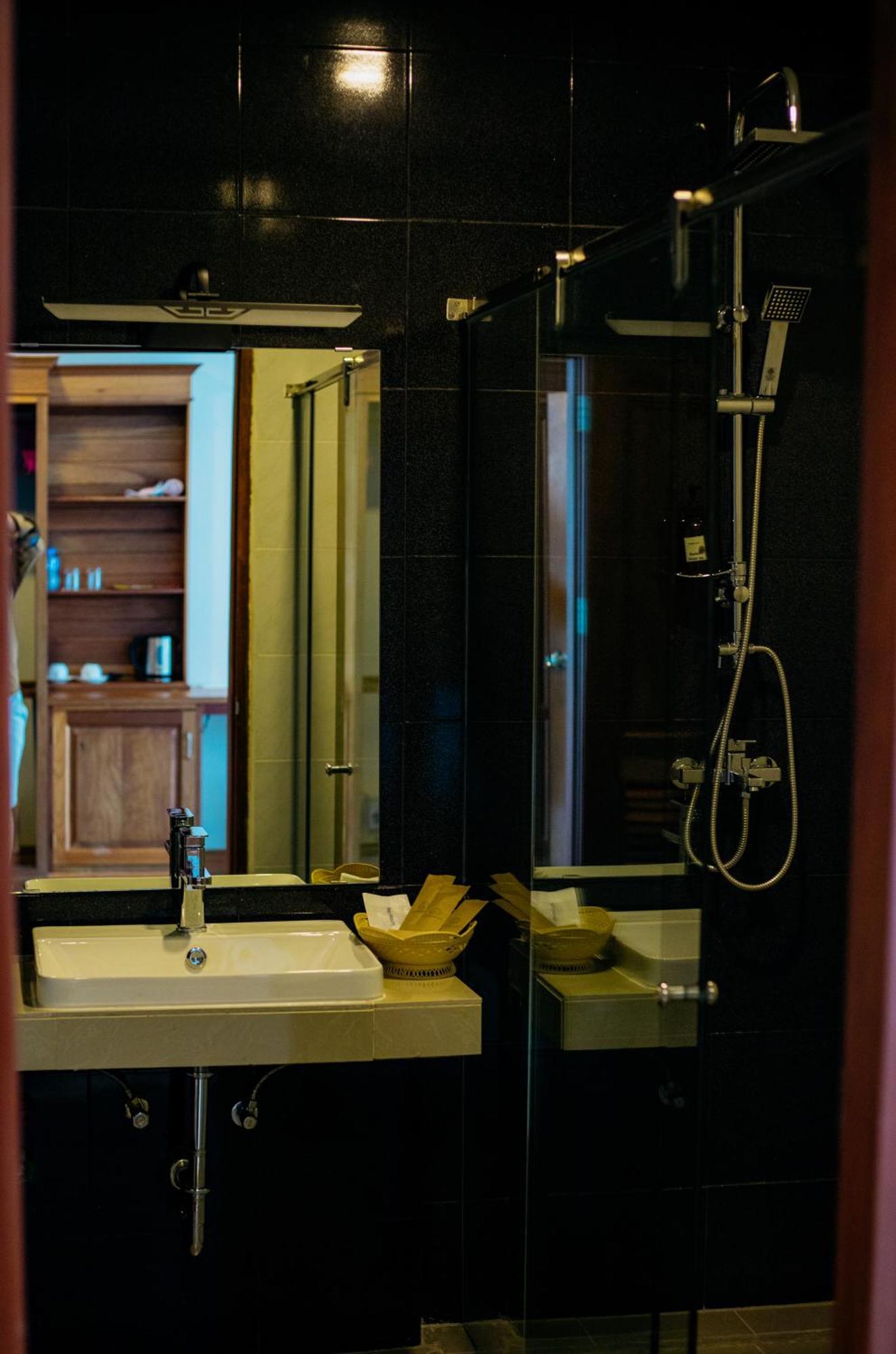 Sisombat Plaza Hotel Vang Vieng Extérieur photo