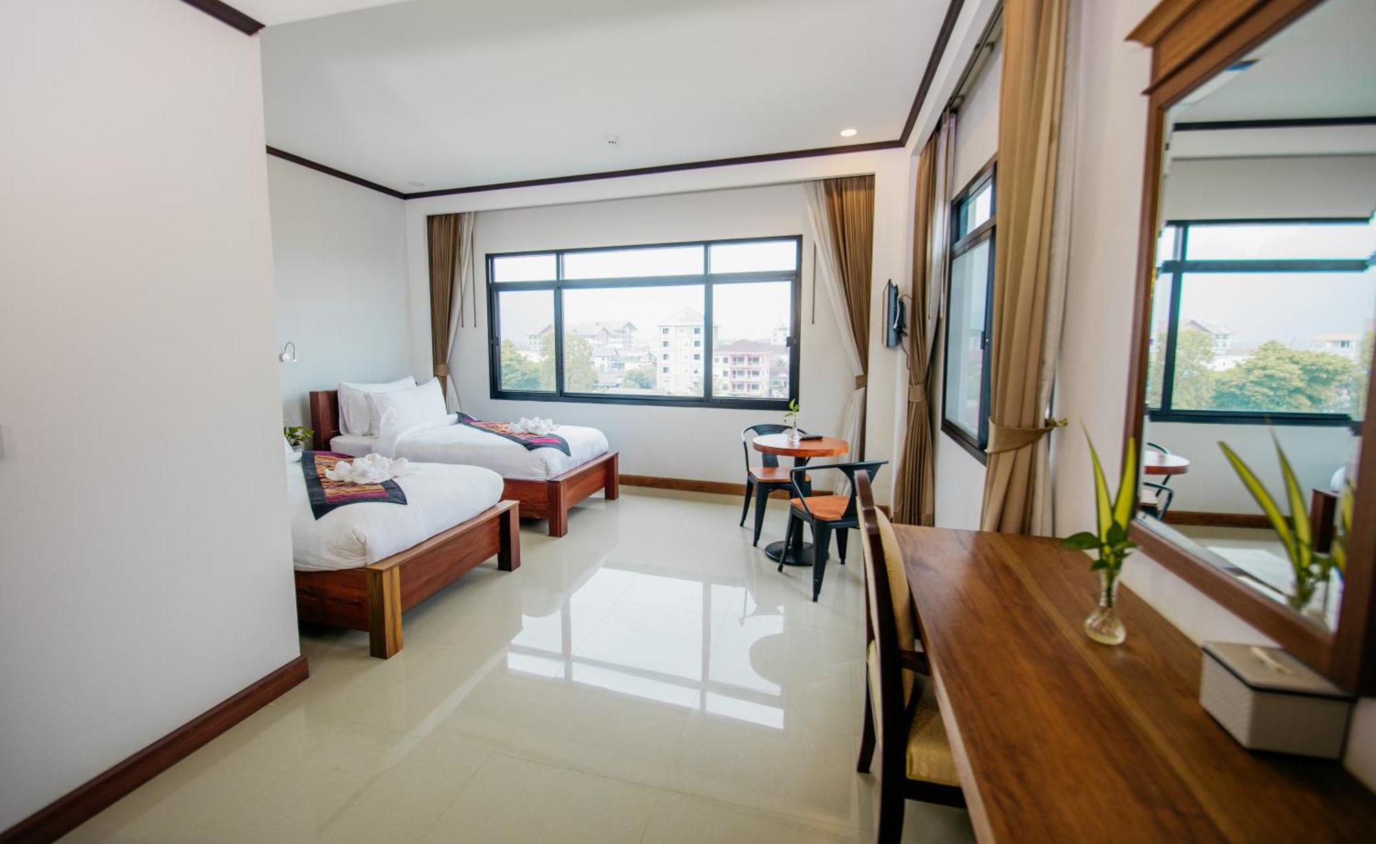 Sisombat Plaza Hotel Vang Vieng Extérieur photo