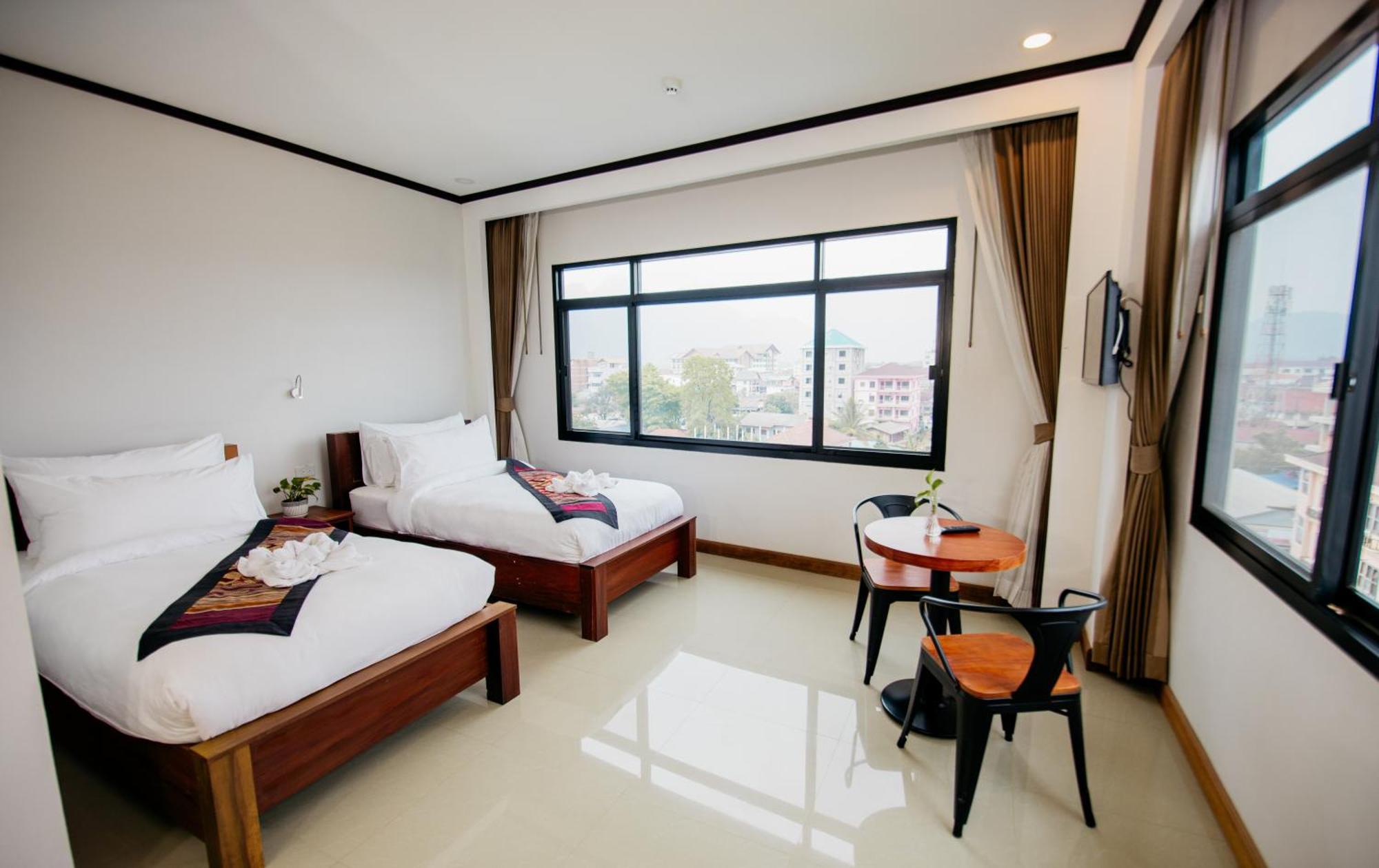 Sisombat Plaza Hotel Vang Vieng Extérieur photo