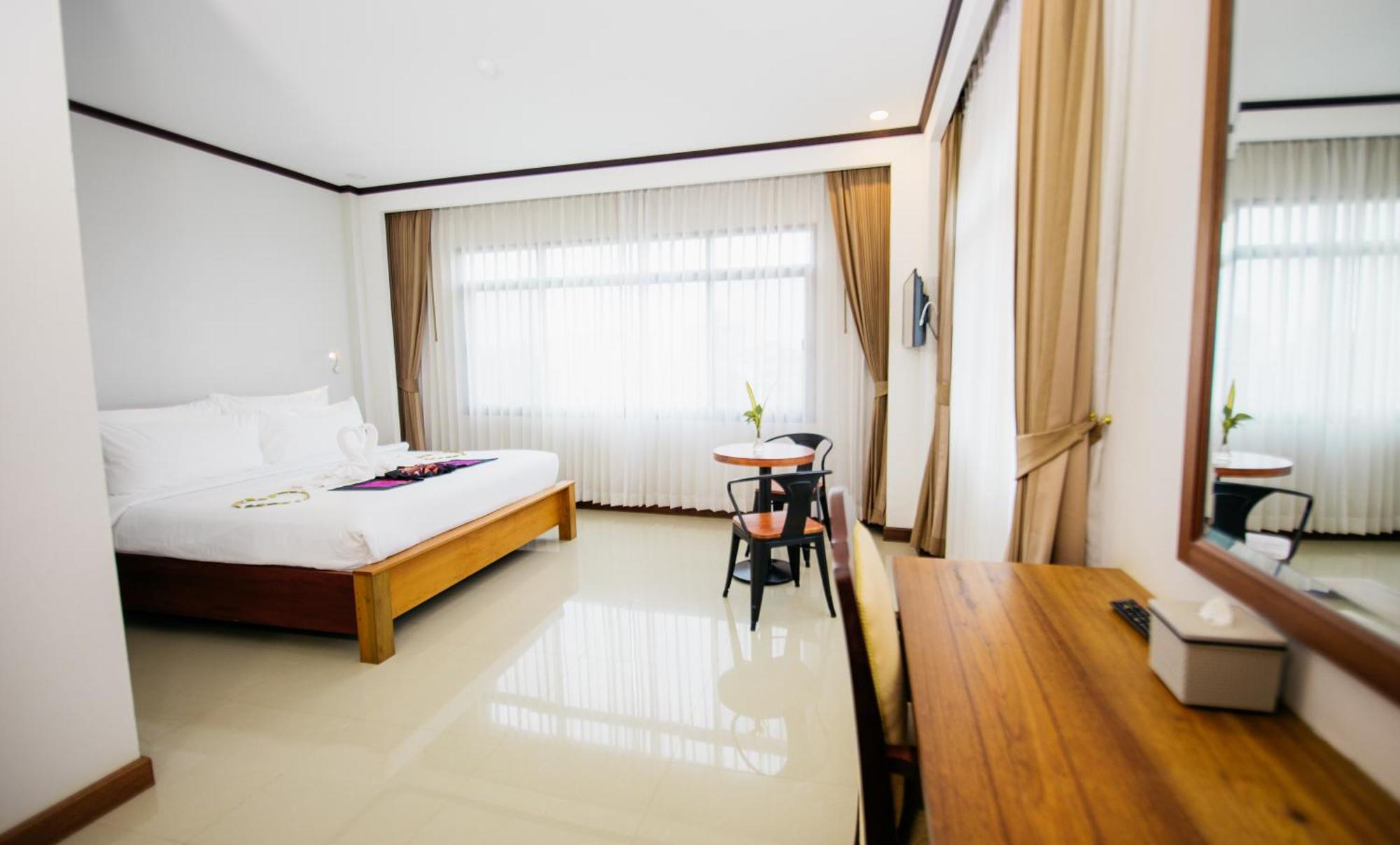 Sisombat Plaza Hotel Vang Vieng Extérieur photo