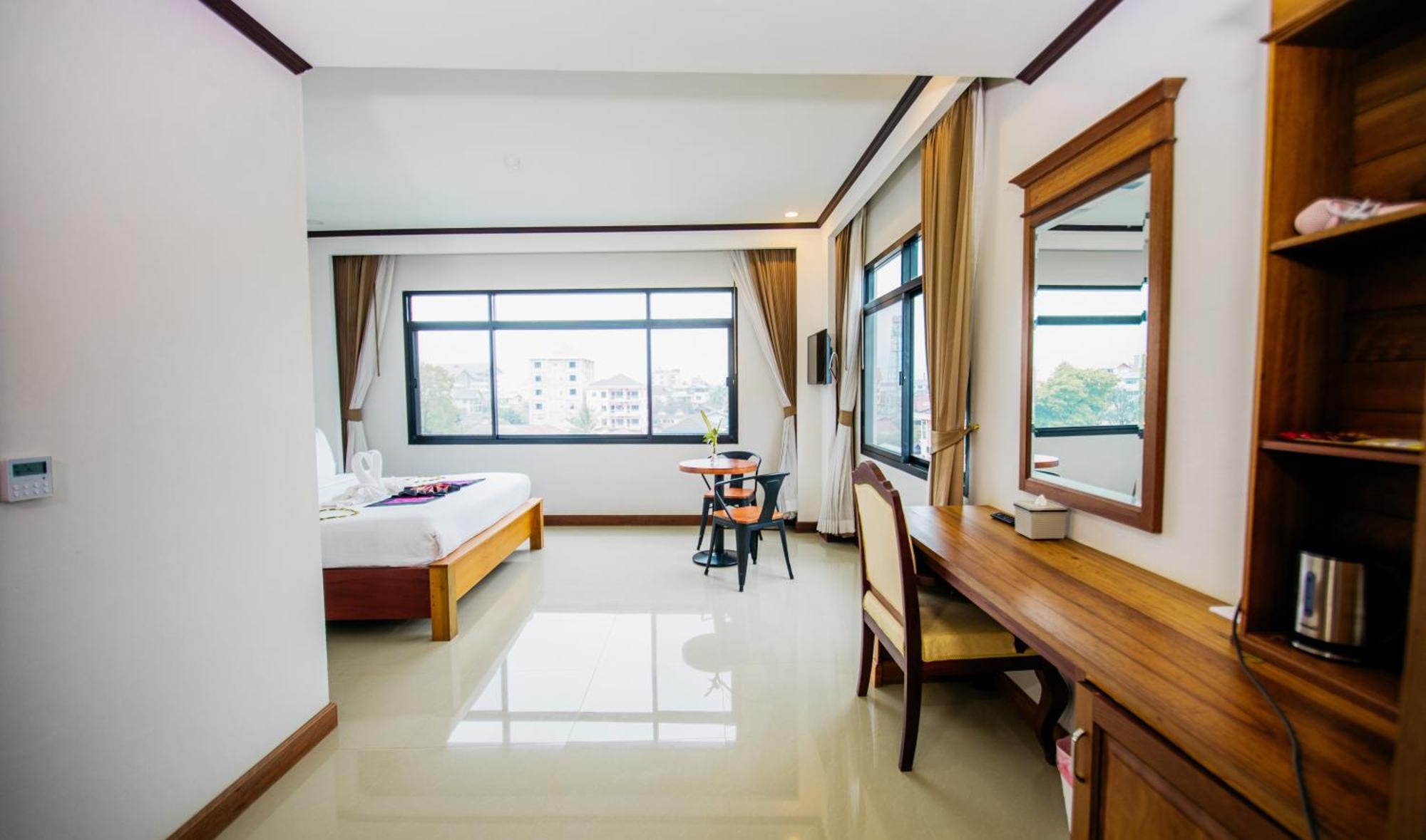 Sisombat Plaza Hotel Vang Vieng Extérieur photo