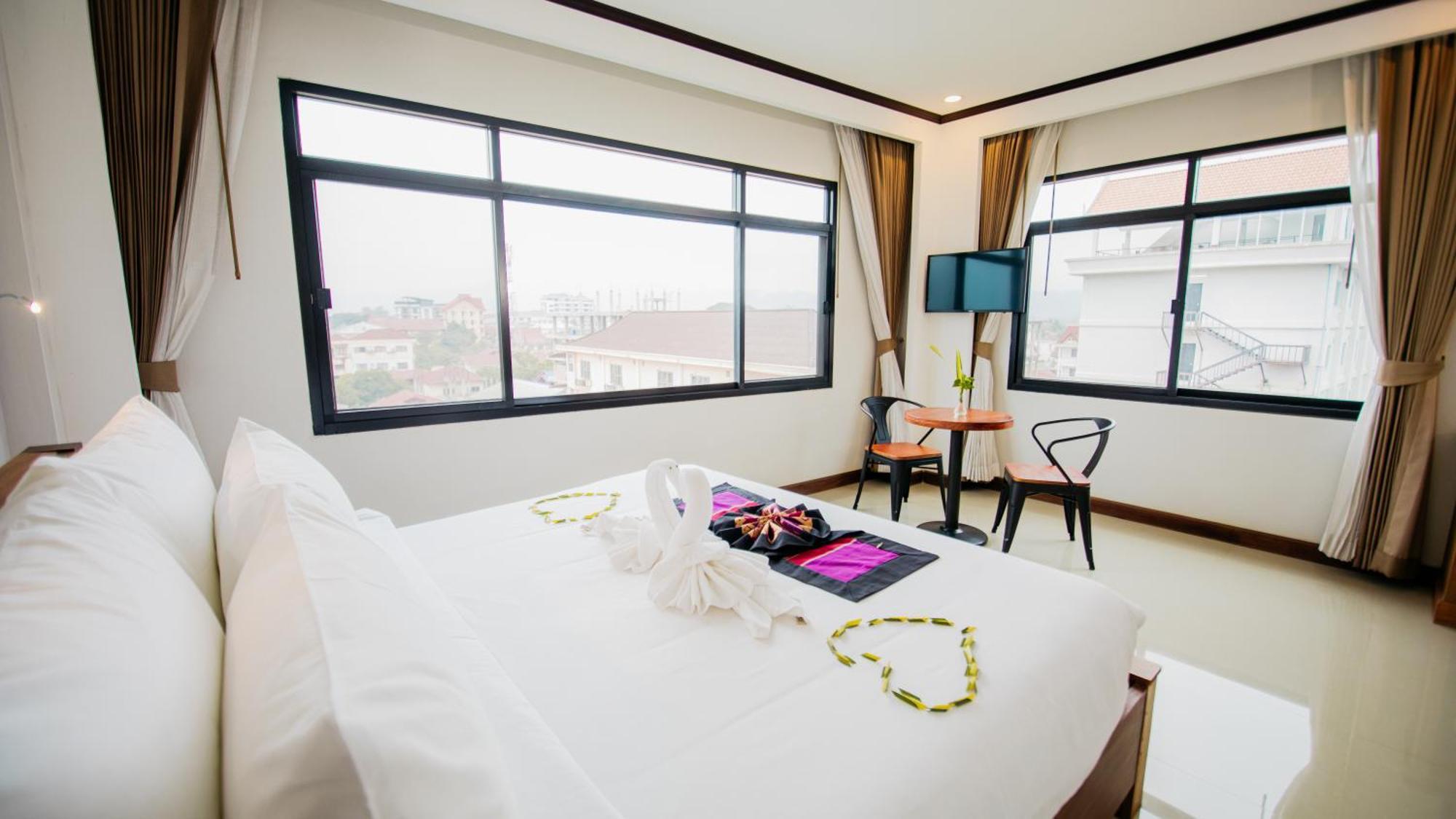 Sisombat Plaza Hotel Vang Vieng Extérieur photo